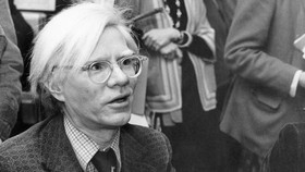Dua Lukisan Andy Warhol Bakal Dijual Keluarga
