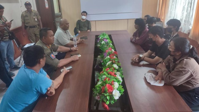 7 mahasiswa sempat ditangkap karena gelar aksi dan pasang spanduk tolak KTT G20 di Bali pada Selasa (15/11). Mereka kini telah dipulangkan. 