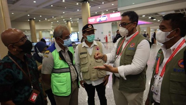 BNPB mengawasi sekaligus mencegah penularan virus COVID-19 dan penyakit kuku dan mulut (PMK) jelang kepulangan delegasi G20 di Bandara I Gusti Ngurah Rai Bali.