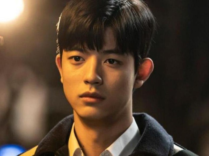 Dalam drama ini, Lomon berperan sebagai seorang siswa bernama Ji Soo Heon./ foto: instagram.com/disneypluskr