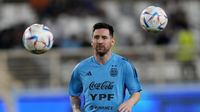Ada-ada saja kelakuan Lionel Messi dengan pura-pura cedera dalam sesi latihan timnas Argentina jelang Piala Dunia 2022.