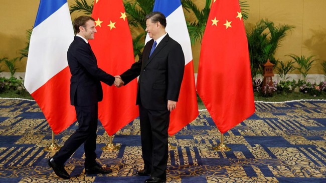 Presiden Prancis Emmanuel Macron mengatakan Presiden China Xi Jinping bisa memainkan peran media untuk mencegah eskalasi konflik di Ukraina.