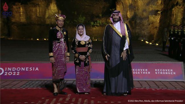 Hadiri Gala Dinner KTT G20, Jokowi Kenakan Baju Adat Bali