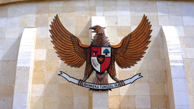 Lambang garuda Pancasila terdiri atas sekumpulan lambang arti dan nilai-nilai luhur di dalamnya. Berikut arti lambang burung garuda dan perisainya.