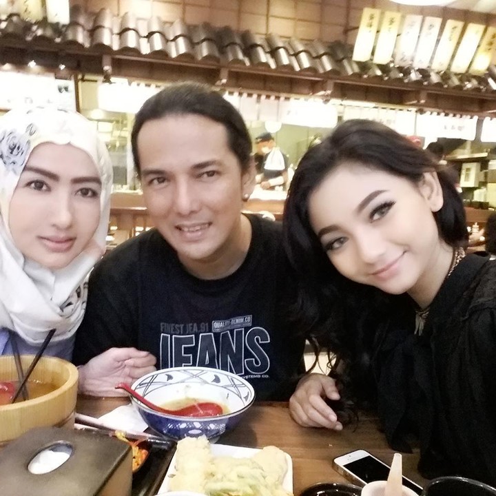 <p>Glenca Chysara memiliki hubungan yang sangat erat dengan ayah dan ibunda. Rudy Chysara kerap mengabadikan potret kebersamaan mereka di media sosial. (Foto: Instagram @rudy.chysaraa & @glencachysaraofficial)</p>