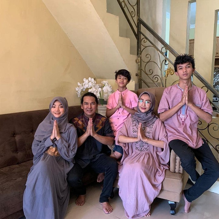 <p>Di momen spesial seperti Hari Raya Idul Fitri, Rudy juga kerap mengunggah potret bersama Glenca dan keluarga tercinta. (Foto: Instagram @rudy.chysaraa & @glencachysaraofficial)</p>