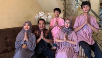 <p>Di momen spesial seperti Hari Raya Idul Fitri, Rudy juga kerap mengunggah potret bersama Glenca dan keluarga tercinta. (Foto: Instagram @rudy.chysaraa &amp; @glencachysaraofficial)</p>