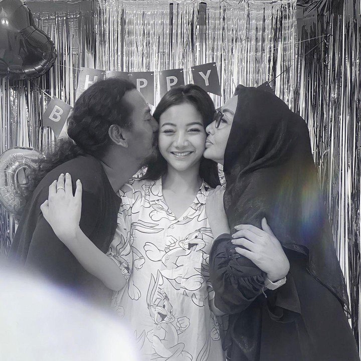 <p>Glenca kini menjadi artis muda yang naik daun. Namun, tak banyak yang tahu bahwa Glenca merupakan anak dari Rudy Chysara dan Indah Syla. (Foto: Instagram @rudy.chysaraa & @glencachysaraofficial)</p>