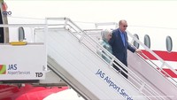 <p>Presiden Turki, Recep Tayyip Erdogan bersama sang istri, Emine Erdogan, juga hadir di Bali pada 14 November 2022, keduanya tampak serasi mengenakan kacamata hitam saat turun dari pesawat. (Foto: YouTube Sekretariat Presiden)</p>