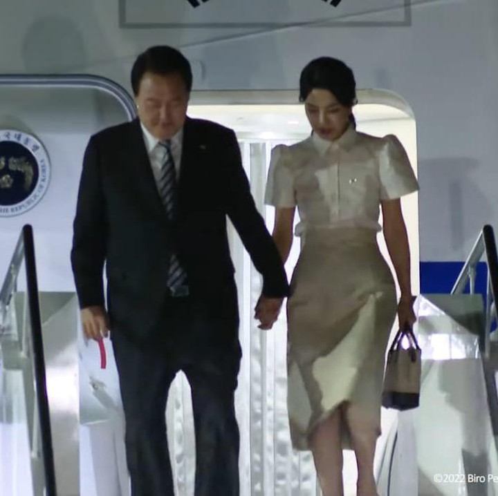 <p>Menginjakkan kaki di Bali pada 13 November 2022, Presiden Korea Selatan, Yoon Suk Yeol juga menggandeng tangan sang istri, Kim Keon Hee. (Foto: YouTube Sekretariat Presiden)</p>