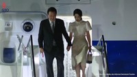 <p>Menginjakkan kaki di Bali pada 13 November 2022, Presiden Korea Selatan, Yoon Suk Yeol juga menggandeng tangan sang istri, Kim Keon Hee. (Foto: YouTube Sekretariat Presiden)</p>