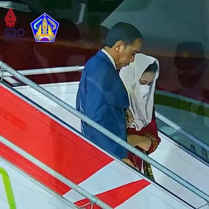 <p>Presiden RI, Joko Widodo tidak hadir sendirian, beliau menggandeng Ibu Negara, Iriana Jokowi, untuk menghadiri acara puncak G20 di Bali pada 15-16 November 2022. Dalam video tersebut terlihat Iriana mengenakan pakaian berwarna merah dan kain batik yang membuatnya tampak mempesona. (Foto: YouTube Pemerintah Provinsi Bali)</p>