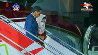 <p>Presiden RI, Joko Widodo tidak hadir sendirian, beliau menggandeng&nbsp;Ibu&nbsp;Negara, Iriana Jokowi, untuk menghadiri acara puncak G20 di Bali pada 15-16 November 2022.&nbsp;Dalam video tersebut terlihat Iriana mengenakan pakaian berwarna merah dan kain batik yang membuatnya tampak mempesona. (Foto: YouTube Pemerintah Provinsi Bali)</p>
