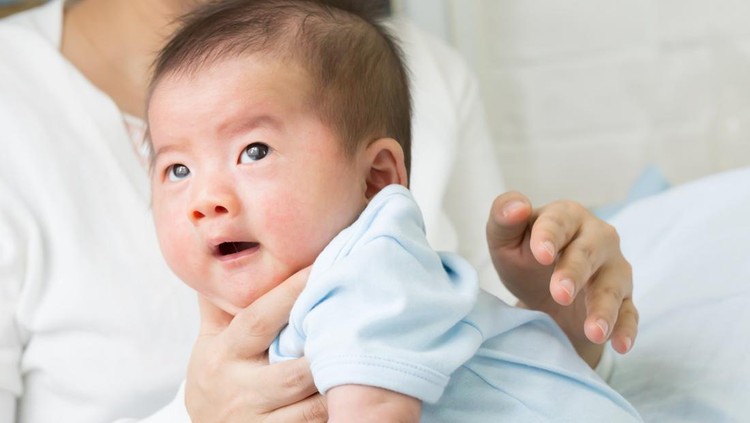Ilustrasi Cara Menyendawakan Bayi Baru Lahir Mother burp baby boy after eating breastfeeding