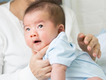 3 Cara Menyendawakan Bayi Baru Lahir, Perhatikan Posisi Si Kecil