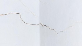 Lakukan 5 Cara Ini Untuk Mengatasi Retakan di Tembok Rumah