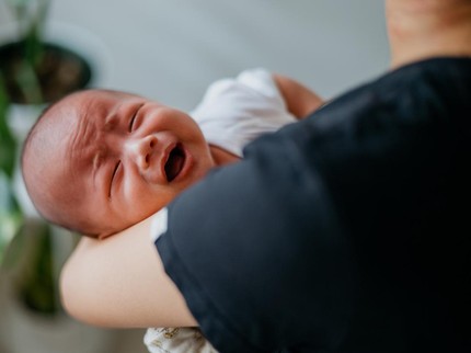 Hati-Hati Bun, Ini 3 Risiko yang Terjadi Jika Salah Menggendong Bayi Baru Lahir