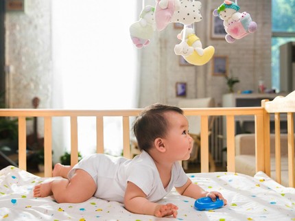 5 Perkembangan Motorik Bayi Usia 5 Bulan, Berguling hingga Memindahkan Barang