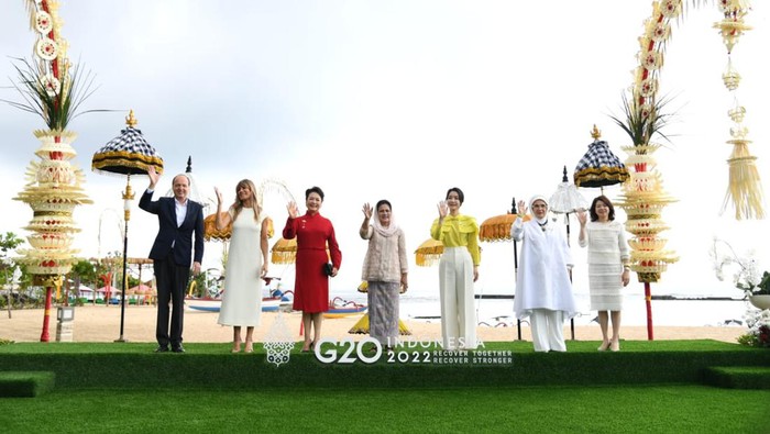 Para pasangan dari petinggi di KTT G20 berfoto bersama. Busana minimalis dalam nuansa warna merah dan putih jadi tema. Hadir suami dari petinggi Komisi Eropa Heiko Von der Leyen memakai setelan jas hitam. Foto: Iriana Ajak Ibu Negara Korsel hingga China Lihat Gamelan-Tari Merak (Lukas - Biro Pers Sekretariat Presiden)