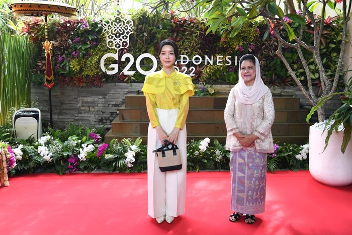 Ibu Iriana Jokowi tampil anggun dalam padanan kebaya dan kain. Sementara itu Kim Keon Hee, Ibu Negara Korsel, memakai padanan blus kuning aksen cape dan celana high waisted. Foto: Iriana Ajak Ibu Negara Korsel hingga China Lihat Gamelan-Tari Merak (Lukas - Biro Pers Sekretariat Presiden)