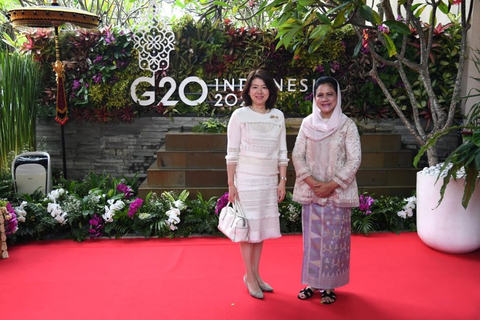 Yuko Kishida, istri Perdana Menteri Jepang, juga memilih dress putih dengan aksesori senada. Foto: Iriana Ajak Ibu Negara Korsel hingga China Lihat Gamelan-Tari Merak (Lukas - Biro Pers Sekretariat Presiden)