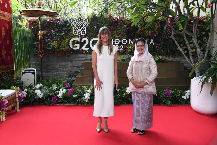 Gaya lebih simpel dan chic dipilih Maria Begona Gomez , istri Perdana Menteri Spanyol, yang berbalut gaun midi putih. Foto: Iriana Ajak Ibu Negara Korsel hingga China Lihat Gamelan-Tari Merak (Lukas - Biro Pers Sekretariat Presiden)