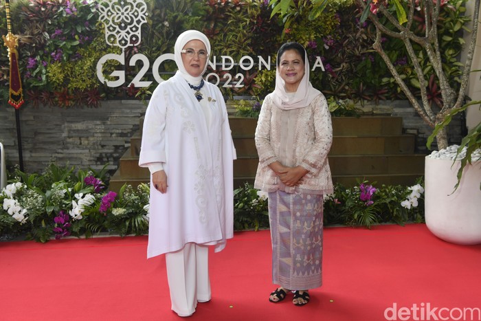Ibu negara Turki, Ermine Erdogan melengkapi gayanya yang serba putih dengan perhiasan bernuansa biru. Foto: ANTARA FOTO/ZABUR KARURU