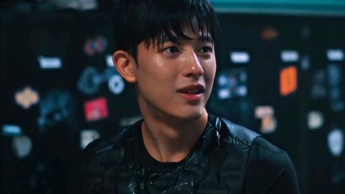 Ji Soo Heon akhirnya membantu Ok Chan Mi dalam menelusuri kasus kematian saudaranya tersebut, sekaligus balas dendam akan ketidak adilan dunia./ foto: instagram.com/disneypluskr