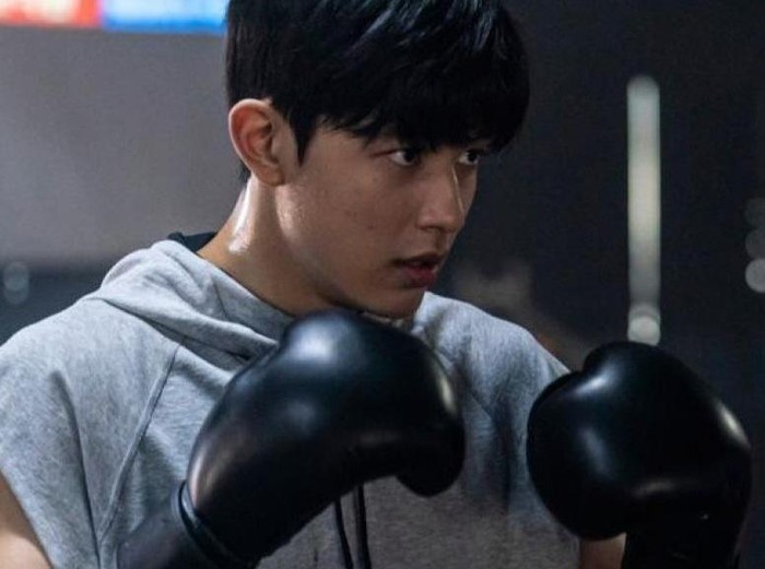 Ji Soo Heon digambarkan sebagai sosok anak muda yang tangguh, dan berkepribadian baik. Ia juga rela bekerja paruh waktu agar bisa membayar biaya perawatan ibunya. / foto: instagram.com/disneypluskr