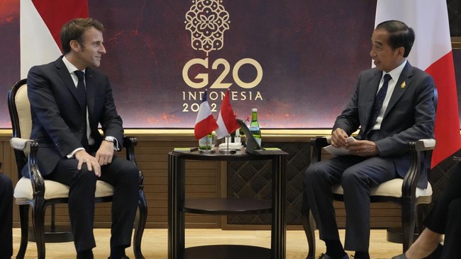 Presiden Jokowi tampak semringah melempar tawa saat asyik ngobrol bareng Pangeran MbS dan Emmanuel Macron di gala dinner KTT G20, Selasa (15/11).