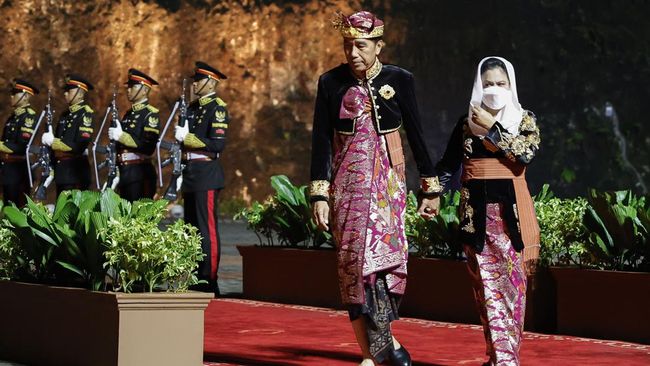 Presiden dan Ibu Negara kompak memakai pakaian adat Bali menyambut tamu undangan makan malam di acara G20.