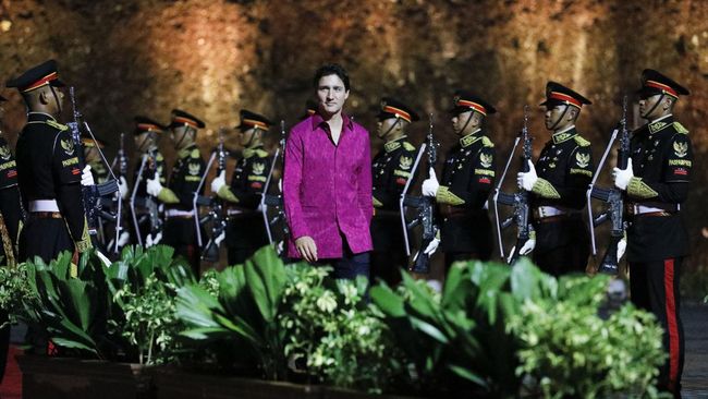 Mayoritas pemimpin negara G20 tampak kompak mengenakan batik saat jamuan makan malam di Garuda Wisnu Kencana, Bali.