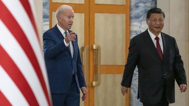 Presiden Joe Biden dan Presiden Xi Jinping membahas sederet isu ketika bertemu di sela rangkaian Konferensi Tingkat Tinggi (KTT) G20 di Bali, Senin (14/11).