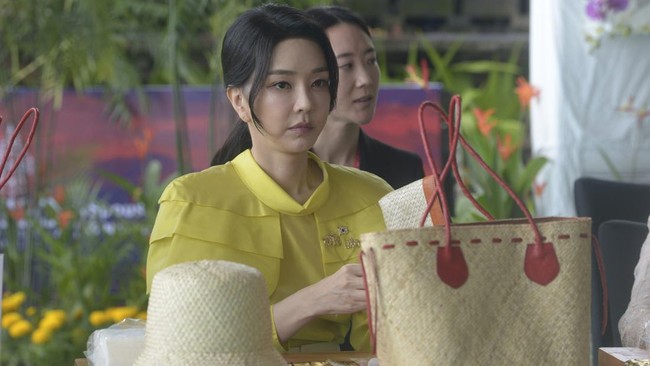 Istri Presiden Korea Selatan Yoon Suk Yeol, Kim Keon Hee, menjadi sorotan saat mendampingi sang suami di KTT G20 Bali pada 15-16 November.