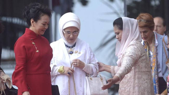 KJ, sosok pria yang diduga melakukan penghinaan terhadap Ibu Negara Iriana Joko Widodo melalui unggahannya di Twitter disebut kini tengah mengalami syok.