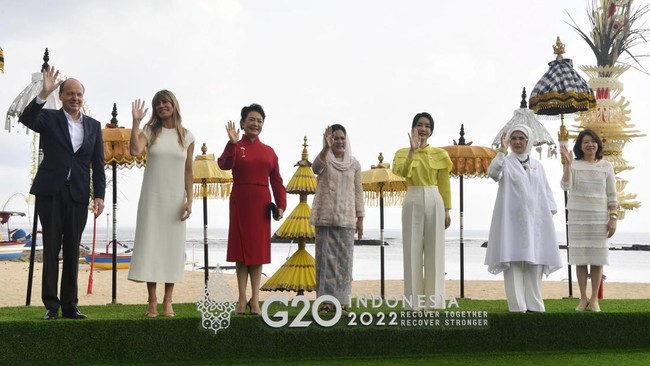 Polisi merespons kasus dugaan penghinaan Ibu Negara Iriana Jokowi saat foto bersama ibu negara Korea Selatan di G20 Bali.