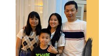 <p>Pada 4 Februari lalu, Ami sempat mengunggah potret keluarga lengkap. Di kesempatan tersebut, tampaknya Taufik Hidayat dan Ami merayakan <em>anniversary pernikahan</em> dengan berkumpul bersama. "<em>16 years and counting. Alhamdulillah</em>," tulis Ami melalui akun @ami_gumelar. (Foto: Instagram @ami_gumelar)<br /><br /><br /></p>