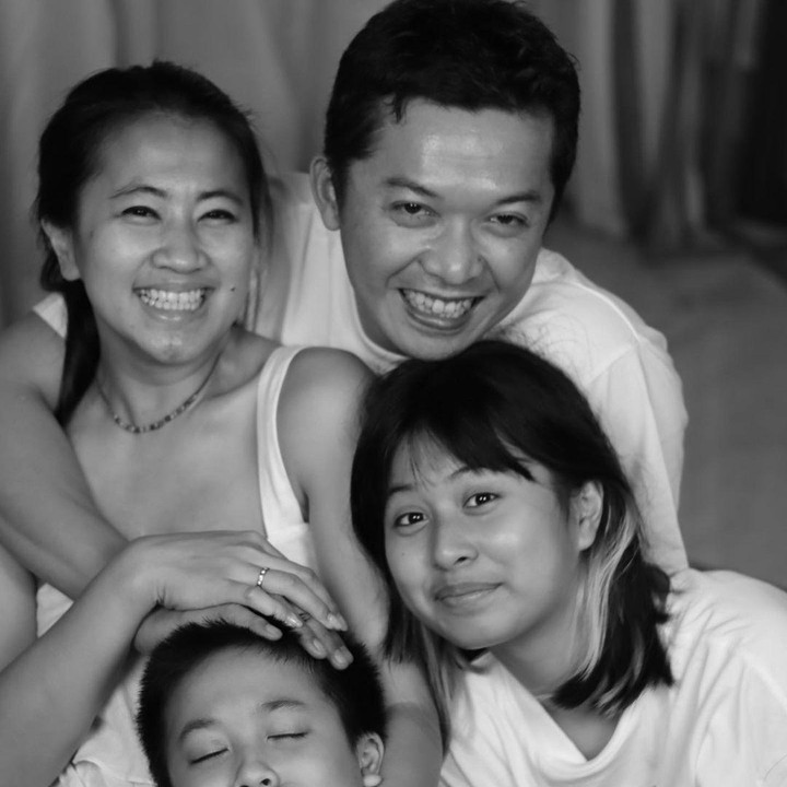 <p>Keluarga Taufik Hidayat dan Ami terlihat hangat ya, Bunda? Kita doakan juga, semoga pernikahan mereka langgeng dan selalu bahagia bersama keluarga, ya. (Foto: Instagram @ami_gumelar)</p>