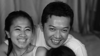 <p>Keluarga Taufik Hidayat dan Ami terlihat hangat ya, Bunda? Kita doakan juga, semoga pernikahan mereka langgeng dan selalu bahagia bersama keluarga, ya. (Foto: Instagram @ami_gumelar)</p>
