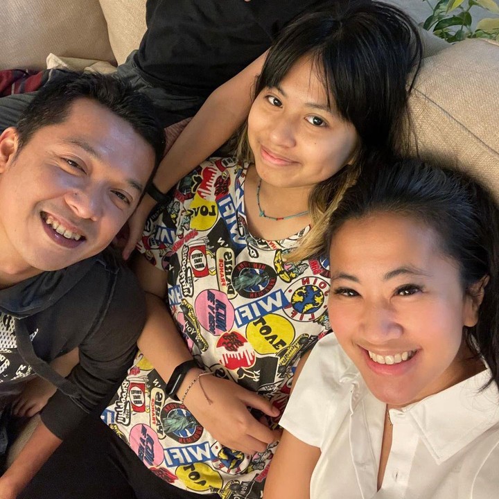 <p>Postingan tersebut menuai beragam respon dari netizen. Banyak yang mengucapkan selamat dan mendoakan agar keluarga mereka sehat serta bahagia selalu, "<em>Happy anniversary</em> Amy and opik. sehat selalu Dan bahagia selalu," tulis @jo_novita. (Foto: Instagram @ami_gumelar)<br /><br /><br /></p>