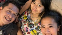 <p>Postingan tersebut menuai beragam respon dari netizen. Banyak yang mengucapkan selamat dan mendoakan agar keluarga mereka sehat serta bahagia selalu, "<em>Happy anniversary</em> Amy and opik. sehat selalu Dan bahagia selalu," tulis @jo_novita. (Foto: Instagram @ami_gumelar)<br /><br /><br /></p>