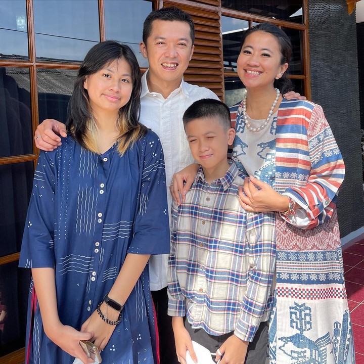 <p>Mantan pebulutangkis Taufik Hidayat menikah dengan Ami Gumelar sejak 4 Februari 2006, Bunda. Pasangan ini dikaruniai dua orang anak, yakni Natarina Alika Hidayat, Nayutama Prawira Hidayat. (Foto: Instagram @ami_gumelar)<br /><br /><br /></p>
