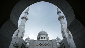img-title FOTO: Kemegahan Masjid Raya Sheikh Zayed Solo