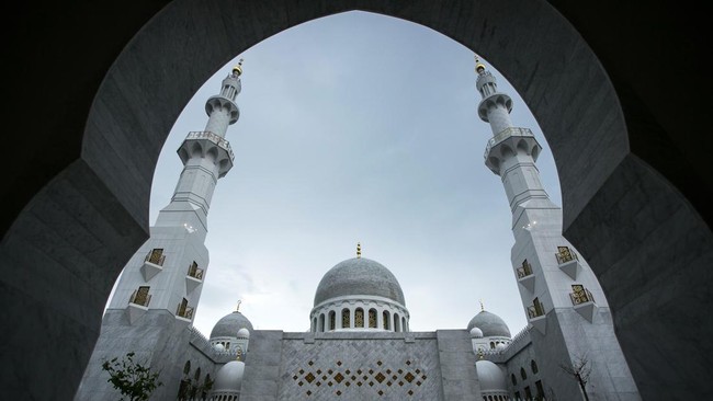 Wakil Presiden Ma'ruf Amin meresmikan pembukaan Masjid Sheikh Zayed Al Nahyan untuk masyarakat umum.