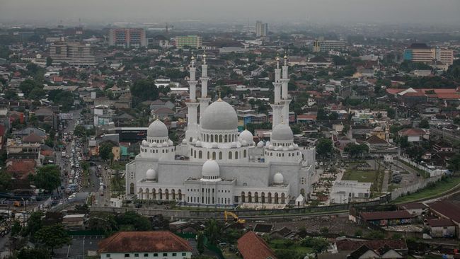 Keindahan Masjid Sheikh Zayed Solo bisa terlihat dengan empat menara yang menjulang, satu kubah utama, dan puluhan kubah kecil yang menghiasi atap bangunan.