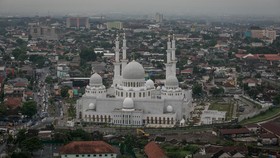 Wisata Religi Sambil Mengagumi Kemegahan Masjid Sheikh Zayed Solo