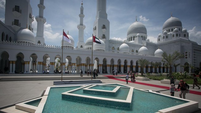 Wali Kota Solo Gibran Rakabuming Raka angkat bicara terkait gaji karyawan Masjid Raya Sheikh Zayed Solo yang tersendat sejak dibuka untuk umum tiga bulan lalu.