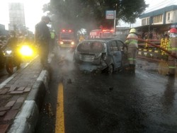 Braakkk! Mobil Terbakar Setelah Tabrak Jembatan di Lawang