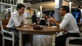 img-title Cerita Pemilik Kafe di Bali Terkejut Kedatangan PM Inggris dan Kanada