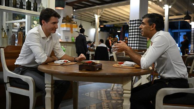 The story of a cafe owner in Bali was surprised by the arrival of British and Canadian PMs